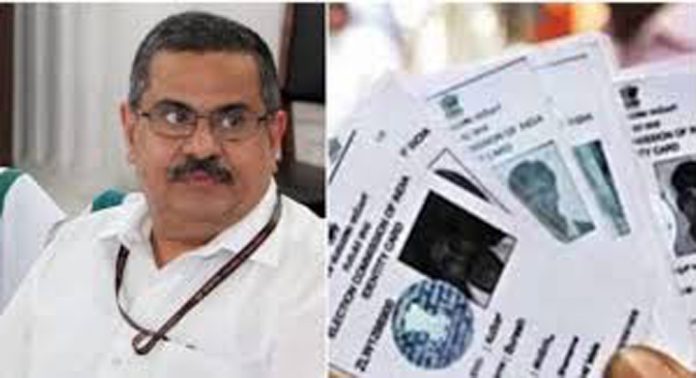ഒരേ നമ്പറിൽ രണ്ട് തിരിച്ചറിയൽ കാർഡ് ; മുഖ്യമന്ത്രിയുടെ പ്രിന്സിപ്പല് സെക്രട്ടറിക്ക് വോട്ട് ചെയ്യാനായില്ല ഒരേ നമ്പറിൽ രണ്ട് തിരിച്ചറിയൽ കാർഡ് ; മുഖ്യമന്ത്രിയുടെ പ്രിന്സിപ്പല് സെക്രട്ടറിക്ക് വോട്ട് ചെയ്യാനായില്ല
