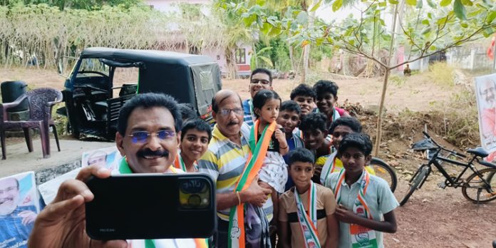 ആന്റോ ആൻ്റണിയുടെ വാഹനം തടഞ്ഞ് കുട്ടികൾ ; ഒടുവില് സെല്ഫിയെടുത്ത് മടക്കം ആന്റോ ആൻ്റണിയുടെ വാഹനം തടഞ്ഞ് കുട്ടികൾ ; ഒടുവില് സെല്ഫിയെടുത്ത് മടക്കം
