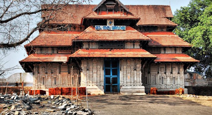 തൃശൂരില് 4 ദിവസം കര്ശനനിയന്ത്രണങ്ങള്, വിസിലുകള്ക്കും നിരോധനം ; പ്രത്യേക ഉത്തരവിലെ പ്രധാന നിര്ദേശങ്ങള് തൃശൂരില് 4 ദിവസം കര്ശനനിയന്ത്രണങ്ങള്, വിസിലുകള്ക്കും നിരോധനം ; പ്രത്യേക ഉത്തരവിലെ പ്രധാന നിര്ദേശങ്ങള്