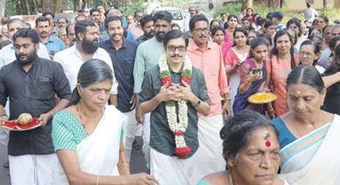 തൃക്കോവിൽ ശ്രീപദ്മനാഭസ്വാമിക്ഷേത്രത്തിൽ തിരുവിതാംകൂർ രാജപ്രതിനിധി അവിട്ടംതിരുനാൾ ആദിത്യവർമയ്ക്ക് സ്വീകരണം നൽകി തൃക്കോവിൽ ശ്രീപദ്മനാഭസ്വാമിക്ഷേത്രത്തിൽ തിരുവിതാംകൂർ രാജപ്രതിനിധി അവിട്ടംതിരുനാൾ ആദിത്യവർമയ്ക്ക് സ്വീകരണം നൽകി
