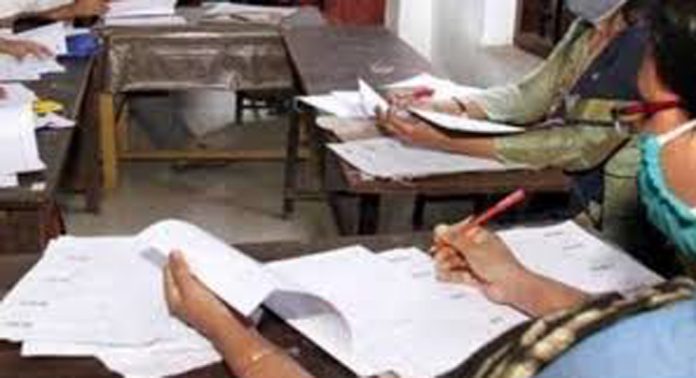മൂല്യ നിർണയ ക്യാമ്പുകൾക്കൊപ്പം തിരഞ്ഞെടുപ്പ് ജോലിയുടെ പരിശീലനവും ; വലഞ്ഞ് അധ്യാപകര് മൂല്യ നിർണയ ക്യാമ്പുകൾക്കൊപ്പം തിരഞ്ഞെടുപ്പ് ജോലിയുടെ പരിശീലനവും ; വലഞ്ഞ് അധ്യാപകര്
