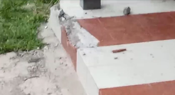 റാന്നി വാളിപ്ലാക്കൽ ബസ് കാത്തിരുപ്പ് കേന്ദ്രത്തിൽ കാറിടിച്ചുകയറി ടൈലുകൾ നശിച്ചു റാന്നി വാളിപ്ലാക്കൽ ബസ് കാത്തിരുപ്പ് കേന്ദ്രത്തിൽ കാറിടിച്ചുകയറി ടൈലുകൾ നശിച്ചു