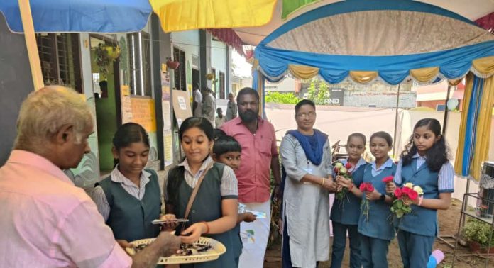 വെച്ചൂച്ചിറയില് വോട്ടർമാരെ സ്വീകരിക്കാൻ കുട്ടിക്കൂട്ടം വെച്ചൂച്ചിറയില് വോട്ടർമാരെ സ്വീകരിക്കാൻ കുട്ടിക്കൂട്ടം