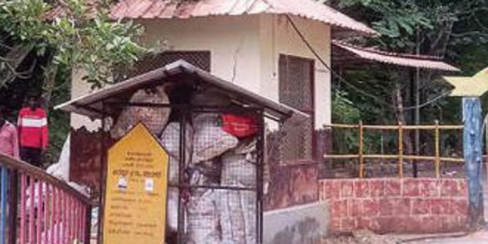 കവിയൂർ മനയ്ക്കച്ചിറയിലെ കുട്ടികളുടെ ഉല്ലാസപാർക്ക് മാലിന്യസംഭരണ കേന്ദ്രമായി മാറുന്നു കവിയൂർ മനയ്ക്കച്ചിറയിലെ കുട്ടികളുടെ ഉല്ലാസപാർക്ക് മാലിന്യസംഭരണ കേന്ദ്രമായി മാറുന്നു