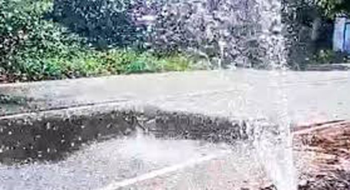 കവിയൂർ എൻ.എസ്.എസ്. ജംഗ്ഷന് സമീപം പൈപ്പുലൈൻ പൊട്ടി കുടിവെള്ളം പാഴാകുന്നു കവിയൂർ എൻ.എസ്.എസ്. ജംഗ്ഷന് സമീപം പൈപ്പുലൈൻ പൊട്ടി കുടിവെള്ളം പാഴാകുന്നു