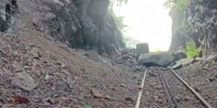 കനത്തമഴയില് റെയില്പ്പാളത്തില് മണ്ണിടിഞ്ഞുവീണു ; ഊട്ടിയിലേക്കുള്ള ട്രെയിന് സര്വീസ് റദ്ദാക്കി കനത്തമഴയില് റെയില്പ്പാളത്തില് മണ്ണിടിഞ്ഞുവീണു ; ഊട്ടിയിലേക്കുള്ള ട്രെയിന് സര്വീസ് റദ്ദാക്കി