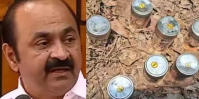 രണ്ട് ക്രിമിനലുകൾക്ക് രക്തസാക്ഷി മണ്ഡപം നിർമിക്കുന്നതിലൂടെ സി.പി.എം പൊതുസമൂഹത്തെ വെല്ലുവിളിക്കുകയാണെന്ന് വി.ഡി. സതീശൻ രണ്ട് ക്രിമിനലുകൾക്ക് രക്തസാക്ഷി മണ്ഡപം നിർമിക്കുന്നതിലൂടെ സി.പി.എം പൊതുസമൂഹത്തെ വെല്ലുവിളിക്കുകയാണെന്ന് വി.ഡി. സതീശൻ