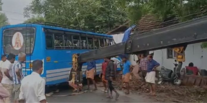 പാലക്കാട് നിയന്ത്രണം വിട്ട ബസ് അപകടത്തില്പ്പെട്ടു പാലക്കാട് നിയന്ത്രണം വിട്ട ബസ് അപകടത്തില്പ്പെട്ടു