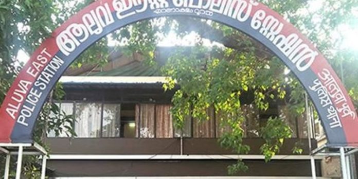 ആലുവയില് 12 വയസുകാരിയെ കാണാതായി : തട്ടിക്കൊണ്ടുപോയതെന്ന് സംശയം ആലുവയില് 12 വയസുകാരിയെ കാണാതായി : തട്ടിക്കൊണ്ടുപോയതെന്ന് സംശയം