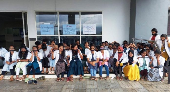 പഠനത്തിനാവശ്യമായ അടിസ്ഥാന സൗകര്യങ്ങൾ ഒരുക്കണം ; ഇടുക്കി മെഡിക്കൽ കോളജ് വിദ്യാർഥികളുടെ സമരം ആറാം ദിവസത്തിൽ പഠനത്തിനാവശ്യമായ അടിസ്ഥാന സൗകര്യങ്ങൾ ഒരുക്കണം ; ഇടുക്കി മെഡിക്കൽ കോളജ് വിദ്യാർഥികളുടെ സമരം ആറാം ദിവസത്തിൽ