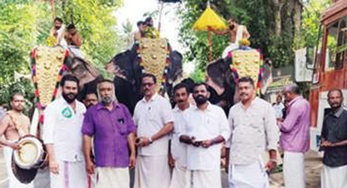 ആറന്മുള പാർഥസാരഥി ക്ഷേത്രത്തിലെ പുഷ്പാഭിഷേകം ഞായറാഴ്ച നടന്നു ആറന്മുള പാർഥസാരഥി ക്ഷേത്രത്തിലെ പുഷ്പാഭിഷേകം ഞായറാഴ്ച നടന്നു