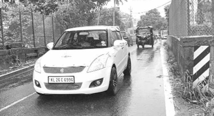 കെ.പി.റോഡില് ടി.ബി ജംഗ്ഷനിലെ പാലത്തിന് വീതി കുറവ് ; കാല്നട യാത്രക്കാര് ബുദ്ധിമുട്ടുന്നു കെ.പി.റോഡില് ടി.ബി ജംഗ്ഷനിലെ പാലത്തിന് വീതി കുറവ് ; കാല്നട യാത്രക്കാര് ബുദ്ധിമുട്ടുന്നു