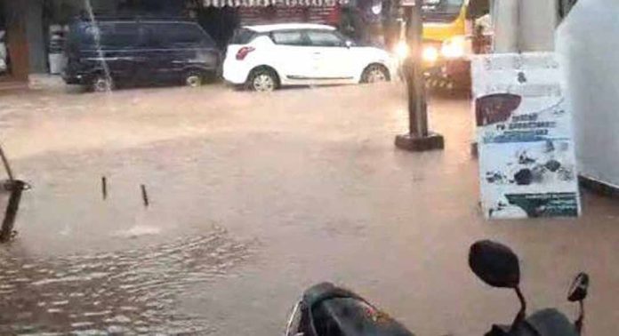 ഏനാത്ത് ടൗണിലെ വിവിധ ഇടങ്ങളിൽ വെള്ളക്കെട്ട് രൂക്ഷമായി ഏനാത്ത് ടൗണിലെ വിവിധ ഇടങ്ങളിൽ വെള്ളക്കെട്ട് രൂക്ഷമായി