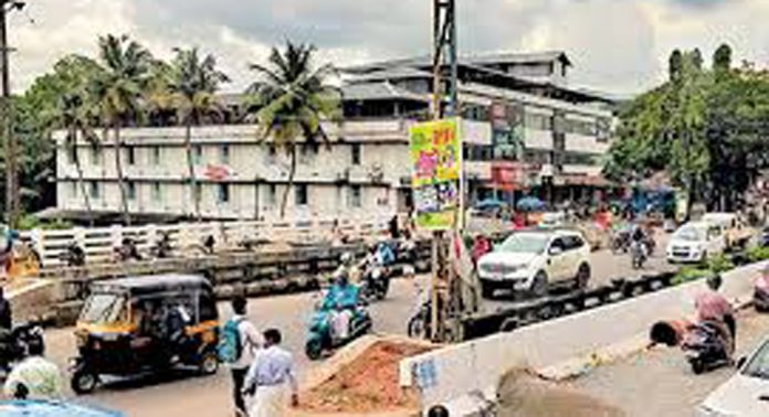 അടൂര് ഇരട്ടപ്പാലത്തിലെ അനധികൃത പാര്ക്കിംഗ് ഗതാഗത തടസം സൃഷ്ടിക്കുന്നു അടൂര് ഇരട്ടപ്പാലത്തിലെ അനധികൃത പാര്ക്കിംഗ് ഗതാഗത തടസം സൃഷ്ടിക്കുന്നു