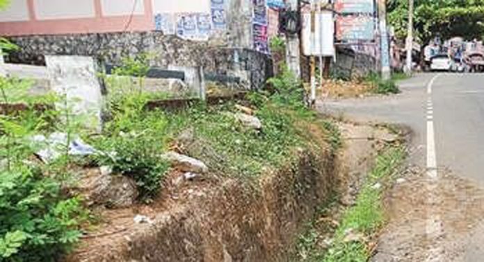ഓടയ്ക്ക് മേൽമൂടിയില്ല ; അപകടഭീഷണിയില് അടൂരിലെ ജനങ്ങള് ഓടയ്ക്ക് മേൽമൂടിയില്ല ; അപകടഭീഷണിയില് അടൂരിലെ ജനങ്ങള്