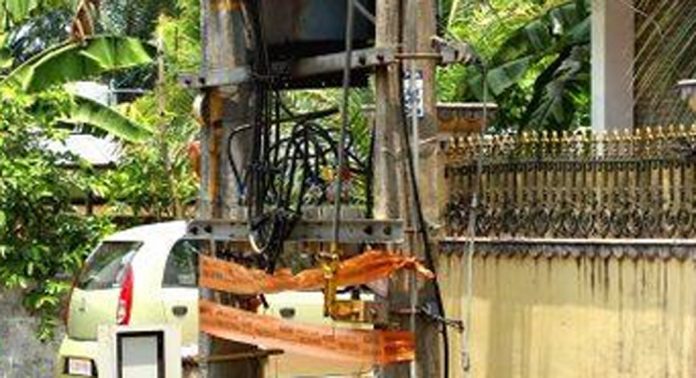 അഴൂരിൽ സുരക്ഷാവേലിയില്ലാത്ത ട്രാൻസ് ഫോർമർ അപകടഭീഷണിയാകുന്നു അഴൂരിൽ സുരക്ഷാവേലിയില്ലാത്ത ട്രാൻസ് ഫോർമർ അപകടഭീഷണിയാകുന്നു