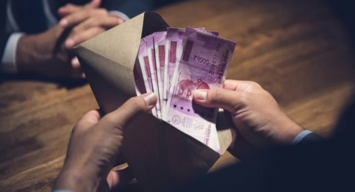 കൈക്കൂലി വാങ്ങുന്നതിനിടെ എഞ്ചിനീയർ പിടിയിൽ ; വീട്ടിലെ കിടക്കയ്ക്കുള്ളിൽ നിന്ന് കിട്ടിയത് 30 ലക്ഷം കൈക്കൂലി വാങ്ങുന്നതിനിടെ എഞ്ചിനീയർ പിടിയിൽ ; വീട്ടിലെ കിടക്കയ്ക്കുള്ളിൽ നിന്ന് കിട്ടിയത് 30 ലക്ഷം