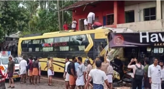 കോഴിക്കോട് ടൂറിസ്റ്റ് ബസ് കടയിൽ ഇടിച്ചുകയറി ; 10 പേര്ക്ക് പരിക്ക് ; അമിത വേഗത്തിലെത്തിയെന്ന് ദൃക്സാക്ഷികൾ കോഴിക്കോട് ടൂറിസ്റ്റ് ബസ് കടയിൽ ഇടിച്ചുകയറി ; 10 പേര്ക്ക് പരിക്ക് ; അമിത വേഗത്തിലെത്തിയെന്ന് ദൃക്സാക്ഷികൾ