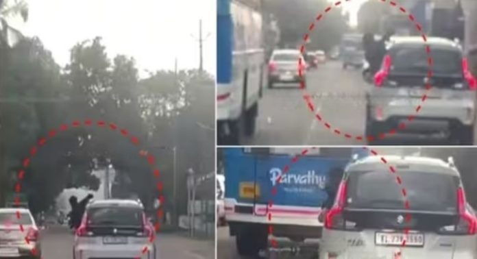 കായംകുളത്ത് വീണ്ടും റോഡില് അഭ്യാസപ്രകടനം ; ഡോര് വിൻഡോയില് ഇരുന്ന് തല പുറത്തേക്കിട്ട് യാത്ര കായംകുളത്ത് വീണ്ടും റോഡില് അഭ്യാസപ്രകടനം ; ഡോര് വിൻഡോയില് ഇരുന്ന് തല പുറത്തേക്കിട്ട് യാത്ര