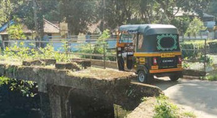 മാലിന്യം കുന്നുകൂടി നീരൊഴുക്ക് നിലച്ച് ചന്തതോട് മാലിന്യം കുന്നുകൂടി നീരൊഴുക്ക് നിലച്ച് ചന്തതോട്