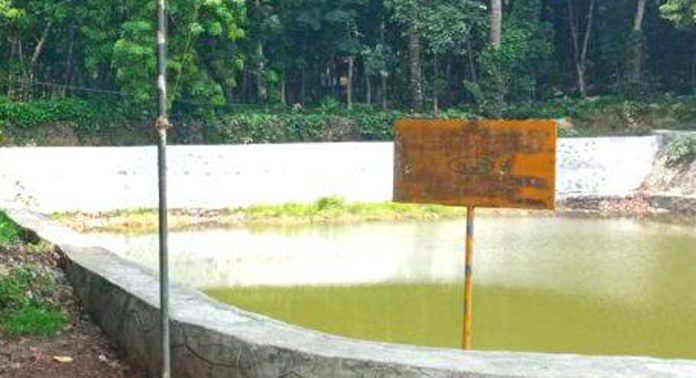 എഴുമറ്റൂർ പഞ്ചായത്തിലെ ചിറയ്ക്കൽ കുളത്തിന് സംരക്ഷണ വേലിയില്ലാത്തത് അപകടഭീഷണി ഉയര്ത്തുന്നു എഴുമറ്റൂർ പഞ്ചായത്തിലെ ചിറയ്ക്കൽ കുളത്തിന് സംരക്ഷണ വേലിയില്ലാത്തത് അപകടഭീഷണി ഉയര്ത്തുന്നു