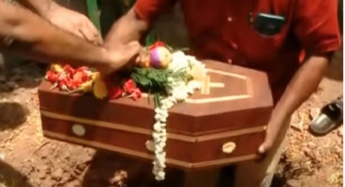 കളിപ്പാട്ടവും പൂക്കളും, സല്യൂട്ട് നല്കി പോലീസ് ; നവജാത ശിശുവിന്റെ മൃതദേഹം സംസ്കരിച്ചു കളിപ്പാട്ടവും പൂക്കളും, സല്യൂട്ട് നല്കി പോലീസ് ; നവജാത ശിശുവിന്റെ മൃതദേഹം സംസ്കരിച്ചു
