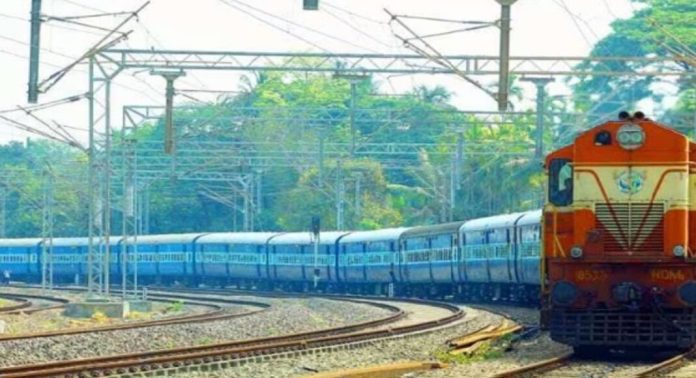 ലോക്കോ പൈലറ്റുമാർ ജൂൺ 1 മുതൽ സമരത്തിലേക്ക് ; ജോലിയിൽ നിന്ന് വിട്ടുനില്ക്കാതെ ചട്ടം പാലിച്ചുള്ള പ്രതിഷേധം ലോക്കോ പൈലറ്റുമാർ ജൂൺ 1 മുതൽ സമരത്തിലേക്ക് ; ജോലിയിൽ നിന്ന് വിട്ടുനില്ക്കാതെ ചട്ടം പാലിച്ചുള്ള പ്രതിഷേധം