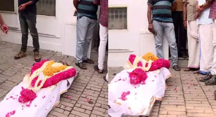 ‘നീതി കിട്ടണം ; ഉത്തരം പറഞ്ഞേ മതിയാകു’; നമ്പി രാജേഷിന്റെ മൃതദേഹവുമായി എയര് ഇന്ത്യ ഓഫീസിന് മുന്നില് പ്രതിഷേധം ‘നീതി കിട്ടണം ; ഉത്തരം പറഞ്ഞേ മതിയാകു’; നമ്പി രാജേഷിന്റെ മൃതദേഹവുമായി എയര് ഇന്ത്യ ഓഫീസിന് മുന്നില് പ്രതിഷേധം