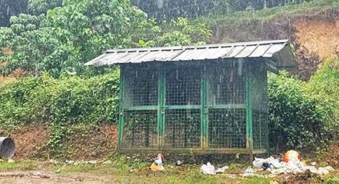 ഏഴംകുളം – ഏനാത്ത് റോഡിൽ എം.സി.എഫിന് ചുറ്റും മാലിന്യം തള്ളുന്നു ഏഴംകുളം – ഏനാത്ത് റോഡിൽ എം.സി.എഫിന് ചുറ്റും മാലിന്യം തള്ളുന്നു