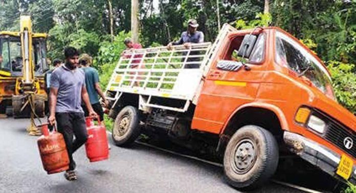 ഗ്യാസ് സിലിൻഡറുമായി പോയ വാഹനം റോഡ് അരികിലെ ഓടയിലേക്ക് ചരിഞ്ഞു ഗ്യാസ് സിലിൻഡറുമായി പോയ വാഹനം റോഡ് അരികിലെ ഓടയിലേക്ക് ചരിഞ്ഞു