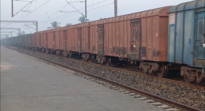 കാഞ്ഞങ്ങാട് ഗുഡ്സ് ട്രെയിന് നിര്ത്തിയിട്ട് ലോക്കോ പൈലറ്റ് സ്ഥലംവിട്ടു കാഞ്ഞങ്ങാട് ഗുഡ്സ് ട്രെയിന് നിര്ത്തിയിട്ട് ലോക്കോ പൈലറ്റ് സ്ഥലംവിട്ടു