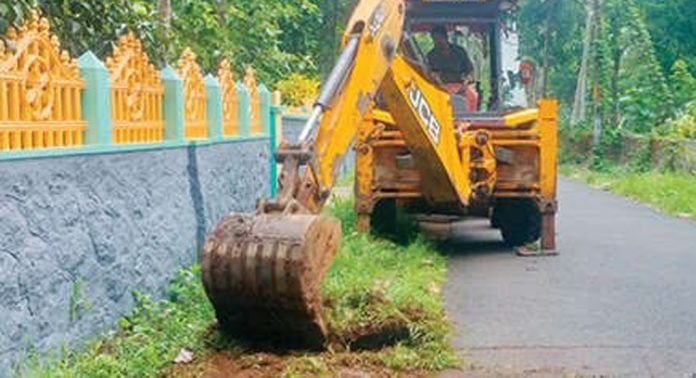 ആൽമാവ് കവല – വള്ളിക്കാല റോഡിന്റെ വശങ്ങളിലെ കാട് തെളിച്ചുതുടങ്ങി ആൽമാവ് കവല – വള്ളിക്കാല റോഡിന്റെ വശങ്ങളിലെ കാട് തെളിച്ചുതുടങ്ങി