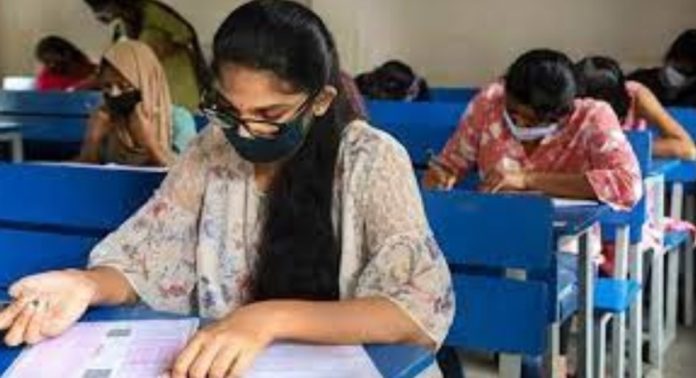കീം എൻട്രൻസ് : മലബാറിലെ വിദ്യാർഥികൾക്ക് തെക്കൻ കേരളത്തിൽ കേന്ദ്രം ; വിവേചനമെന്ന് പരാതി കീം എൻട്രൻസ് : മലബാറിലെ വിദ്യാർഥികൾക്ക് തെക്കൻ കേരളത്തിൽ കേന്ദ്രം ; വിവേചനമെന്ന് പരാതി
