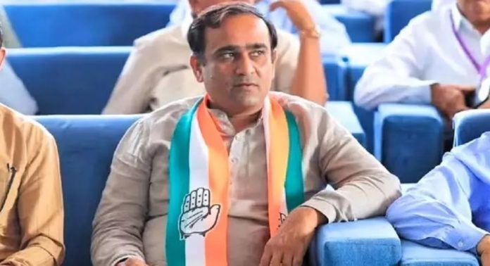 ’20 ദിവസത്തിന് ശേഷം നിലേഷ് കുംഭാനി ‘പ്രത്യക്ഷപ്പെട്ടു’ ; ആദ്യം ചതിച്ചത് കോൺഗ്രസെന്ന് ആരോപണം ’20 ദിവസത്തിന് ശേഷം നിലേഷ് കുംഭാനി ‘പ്രത്യക്ഷപ്പെട്ടു’ ; ആദ്യം ചതിച്ചത് കോൺഗ്രസെന്ന് ആരോപണം