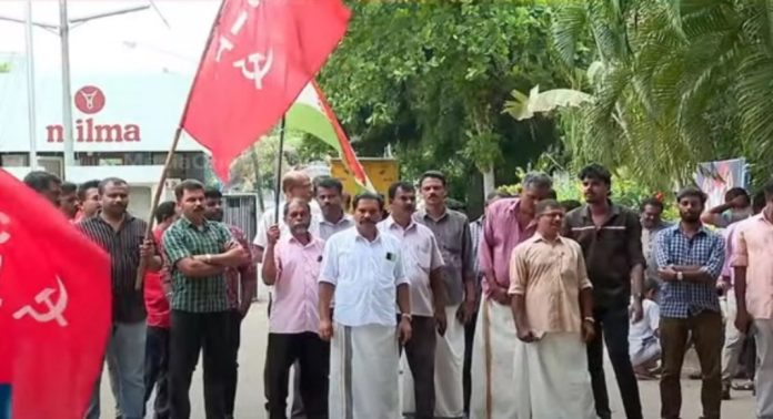 മിൽമ ജീവനക്കാരുടെ സമരം അവസാനിപ്പിച്ചു ; സ്ഥാനക്കയറ്റം അടക്കമുള്ള കാര്യങ്ങൾ ഇന്ന് തീരുമാനിക്കും മിൽമ ജീവനക്കാരുടെ സമരം അവസാനിപ്പിച്ചു ; സ്ഥാനക്കയറ്റം അടക്കമുള്ള കാര്യങ്ങൾ ഇന്ന് തീരുമാനിക്കും