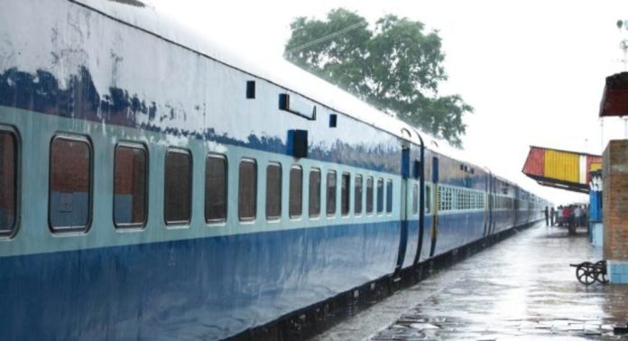 മഹാരാഷ്ട്രയിൽ ടിക്കറ്റില്ലാതെ യാത്ര ചെയ്തയാൾ റെയിൽവെ ജീവനക്കാരനെ കുത്തിക്കൊന്നു ; ടിടിഇയെയും ആക്രമിച്ചു മഹാരാഷ്ട്രയിൽ ടിക്കറ്റില്ലാതെ യാത്ര ചെയ്തയാൾ റെയിൽവെ ജീവനക്കാരനെ കുത്തിക്കൊന്നു ; ടിടിഇയെയും ആക്രമിച്ചു