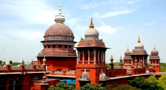 യൂട്യൂബ് ചാനലുകള് സമൂഹത്തിനു ശല്യം ; ആളെക്കൂട്ടാന് വേണ്ടി അപകീര്ത്തി പരത്തുന്നു ; വിമര്ശനവുമായി ഹൈക്കോടതി യൂട്യൂബ് ചാനലുകള് സമൂഹത്തിനു ശല്യം ; ആളെക്കൂട്ടാന് വേണ്ടി അപകീര്ത്തി പരത്തുന്നു ; വിമര്ശനവുമായി ഹൈക്കോടതി