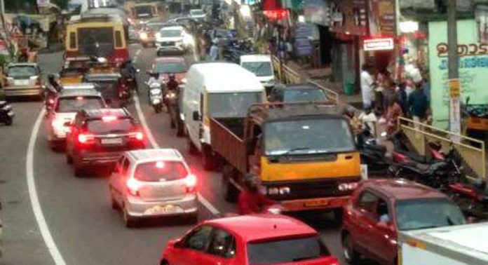 പന്തളം – മാവേലിക്കര റോഡില് ഗതാഗതക്കുരുക്ക് രൂക്ഷം പന്തളം – മാവേലിക്കര റോഡില് ഗതാഗതക്കുരുക്ക് രൂക്ഷം
