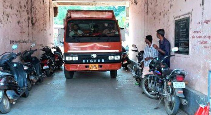 കൂടൽ മാർക്കറ്റ് റോഡില് ഇരുചക്രവാഹന പാര്ക്കിംഗ് ; വലഞ്ഞ് യാത്രക്കാര് കൂടൽ മാർക്കറ്റ് റോഡില് ഇരുചക്രവാഹന പാര്ക്കിംഗ് ; വലഞ്ഞ് യാത്രക്കാര്