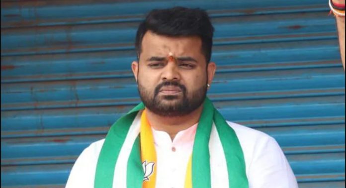 ‘പ്രജ്വൽ തോക്ക് ചൂണ്ടി ബലാത്സംഗം ചെയ്തു, ദൃശ്യം പകർത്തി’ ; പ്രജ്വലിനെതിരെ ഗുരുതര ആരോപണങ്ങളുമായി യുവതിയുടെ പരാതി ‘പ്രജ്വൽ തോക്ക് ചൂണ്ടി ബലാത്സംഗം ചെയ്തു, ദൃശ്യം പകർത്തി’ ; പ്രജ്വലിനെതിരെ ഗുരുതര ആരോപണങ്ങളുമായി യുവതിയുടെ പരാതി