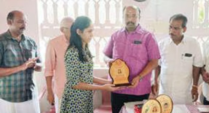 പറക്കോട് തെക്ക് ദേവീവിലാസം എൻ.എസ്.എസ് കരയോഗം എസ്.എസ്.എൽ.സി, പ്ലസ് ടു പരീക്ഷകളിൽ വിജയിച്ച വിദ്യാർഥികളെ അനുമോദിച്ചു പറക്കോട് തെക്ക് ദേവീവിലാസം എൻ.എസ്.എസ് കരയോഗം എസ്.എസ്.എൽ.സി, പ്ലസ് ടു പരീക്ഷകളിൽ വിജയിച്ച വിദ്യാർഥികളെ അനുമോദിച്ചു