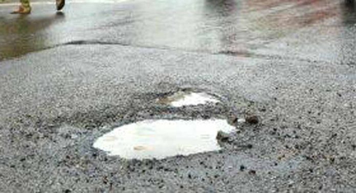 മഴ ; കുഴിയും വെള്ളക്കെട്ടും കൊണ്ട് നിറഞ്ഞ് പത്തനംതിട്ട മഴ ; കുഴിയും വെള്ളക്കെട്ടും കൊണ്ട് നിറഞ്ഞ് പത്തനംതിട്ട