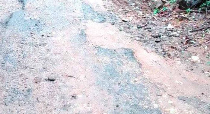 തകര്ന്ന് തരിപ്പണമായി ആഞ്ഞിലിമുക്ക് – കൊച്ചുകുളം റോഡ് തകര്ന്ന് തരിപ്പണമായി ആഞ്ഞിലിമുക്ക് – കൊച്ചുകുളം റോഡ്