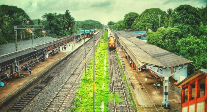 വന്ദേഭാരത് യാത്ര തുടങ്ങിയതോടെ കാസർകോട് റെയിൽവേ സ്റ്റേഷൻ വരുമാനത്തിൽ വർദ്ധനവ് വന്ദേഭാരത് യാത്ര തുടങ്ങിയതോടെ കാസർകോട് റെയിൽവേ സ്റ്റേഷൻ വരുമാനത്തിൽ വർദ്ധനവ്