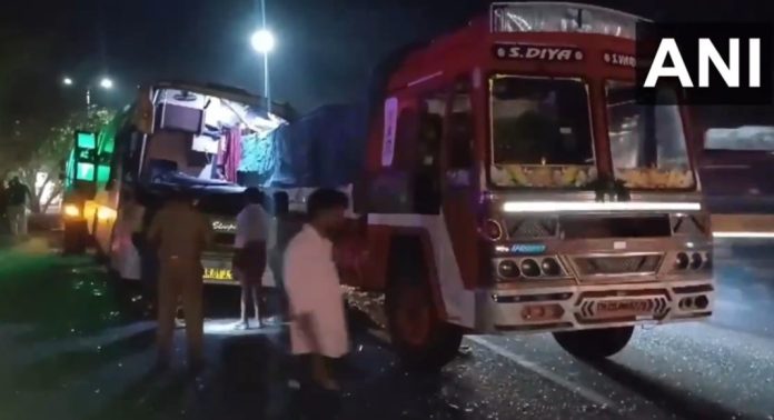 ഓവർടേക്ക് ചെയ്യുന്നതിനിടെ നിയന്ത്രണം വിട്ടു ; തമിഴ്നാട്ടിൽ ലോറിക്ക് പിന്നിൽ ബസിടിച്ച് നാല് മരണം ഓവർടേക്ക് ചെയ്യുന്നതിനിടെ നിയന്ത്രണം വിട്ടു ; തമിഴ്നാട്ടിൽ ലോറിക്ക് പിന്നിൽ ബസിടിച്ച് നാല് മരണം