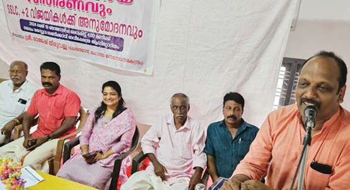 തോട്ടുവ ഹൈന്ദവ സമിതിയുടെ നേതൃത്വത്തിൽ എസ്.എസ്.എൽ.സി, പ്ലസ് ടു പരീക്ഷയിൽ വിജയിച്ച കുട്ടികള്ക്ക് അനുമോദനം നൽകി തോട്ടുവ ഹൈന്ദവ സമിതിയുടെ നേതൃത്വത്തിൽ എസ്.എസ്.എൽ.സി, പ്ലസ് ടു പരീക്ഷയിൽ വിജയിച്ച കുട്ടികള്ക്ക് അനുമോദനം നൽകി