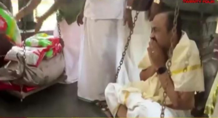 വിഡി സതീശന് 75 കിലോ പഞ്ചസാര കൊണ്ട് തുലാഭാരം വിഡി സതീശന് 75 കിലോ പഞ്ചസാര കൊണ്ട് തുലാഭാരം