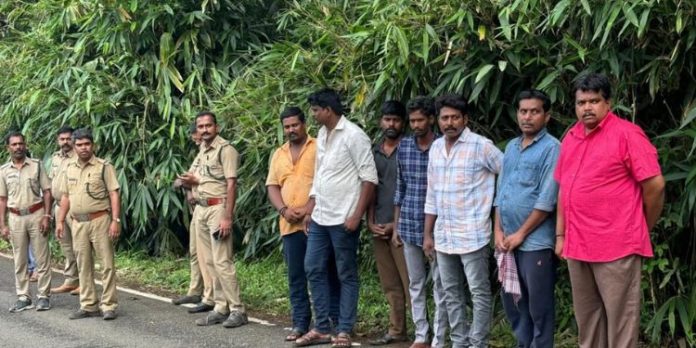 കാട്ടില് കയറി ആനകളെ പ്രകോപിപ്പിച്ചു ; തമിഴ്നാട് സ്വദേശികള് പിടിയില് കാട്ടില് കയറി ആനകളെ പ്രകോപിപ്പിച്ചു ; തമിഴ്നാട് സ്വദേശികള് പിടിയില്