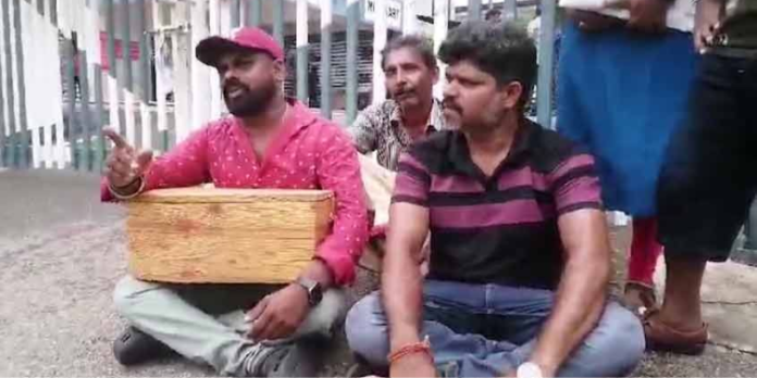 നാല് ദിവസത്തെ കാത്തിരിപ്പ് ; തൈക്കാട് ആശുപത്രിയില് മരിച്ച ഗര്ഭസ്ഥ ശിശുവിന്റെ മൃതദേഹം വിട്ടുനല്കി നാല് ദിവസത്തെ കാത്തിരിപ്പ് ; തൈക്കാട് ആശുപത്രിയില് മരിച്ച ഗര്ഭസ്ഥ ശിശുവിന്റെ മൃതദേഹം വിട്ടുനല്കി