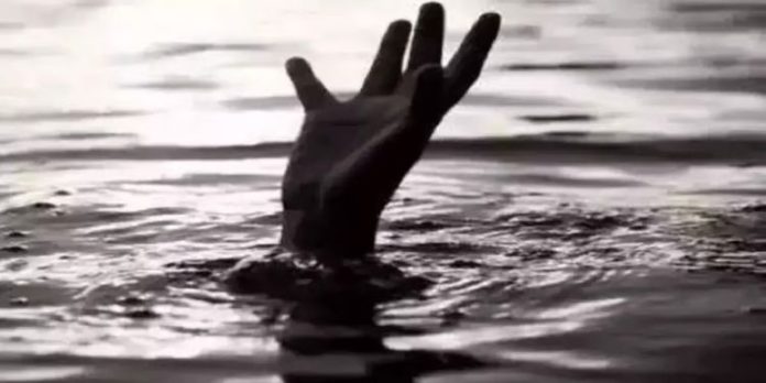 വീട്ടുകാർക്കൊപ്പം പുഴ കാണാൻ പോയി ; ഒഴുക്കിൽപ്പെട്ട് മൂന്നര വയസുകാരൻ മരിച്ചു വീട്ടുകാർക്കൊപ്പം പുഴ കാണാൻ പോയി ; ഒഴുക്കിൽപ്പെട്ട് മൂന്നര വയസുകാരൻ മരിച്ചു